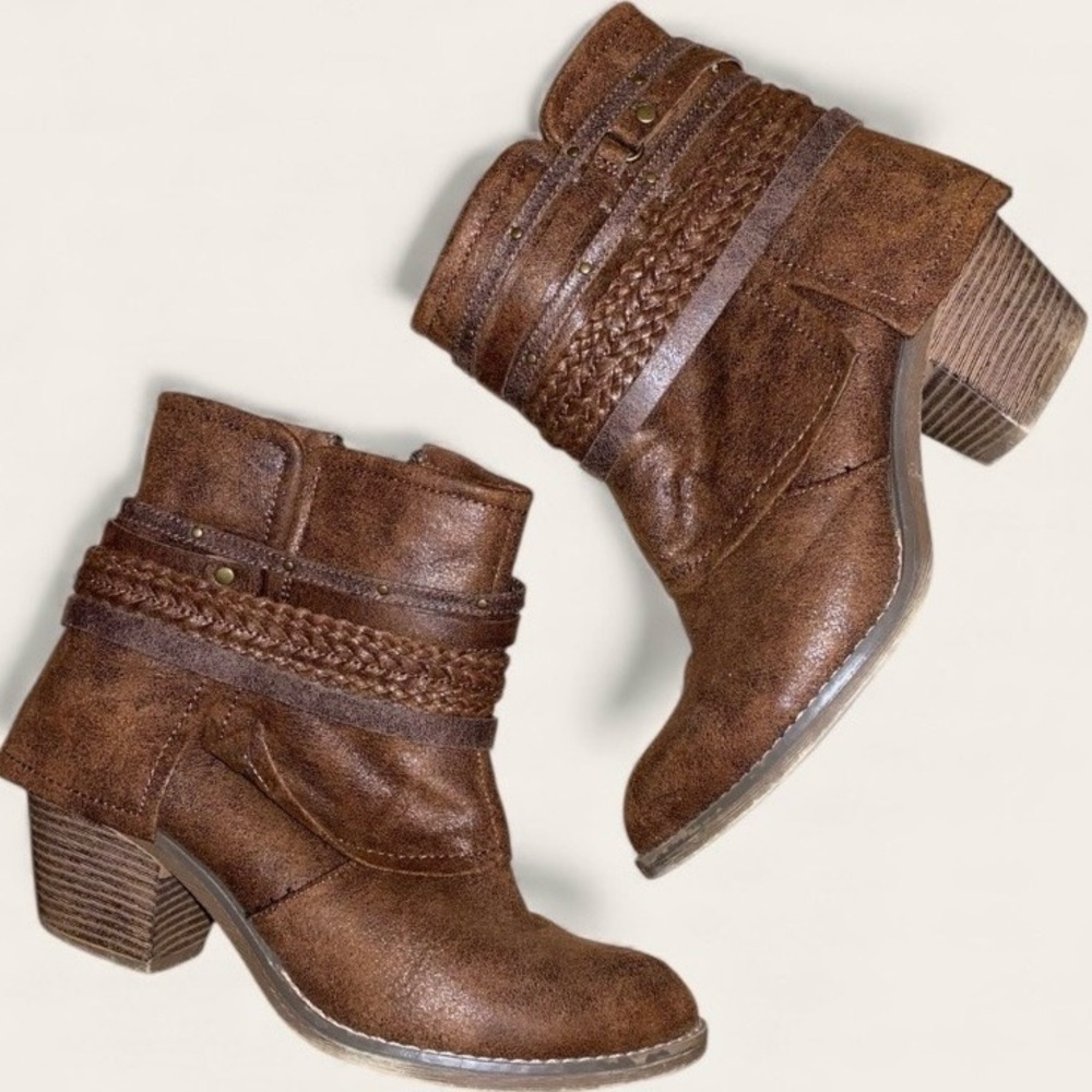 LIMELIGHT“Myka” Western Style Ankle Booties with Straps Low Heel Brown Size 9